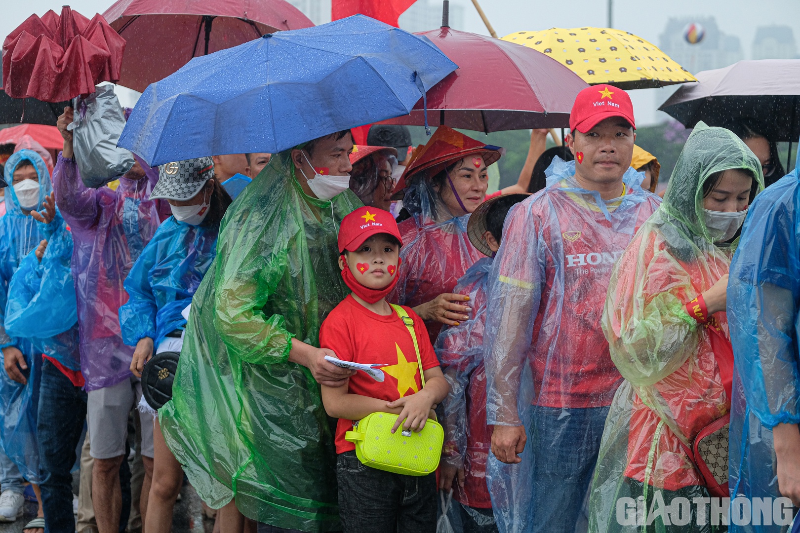 Theo ghi nhận của PV trong chiều 22/5, mặc d&ugrave; trời mưa kh&aacute;  nặng hạt nhưng c&aacute;c CĐV vẫn ki&ecirc;n nhẫn xếp h&agrave;ng để l&agrave;m thủ tục v&agrave;o s&acirc;n.