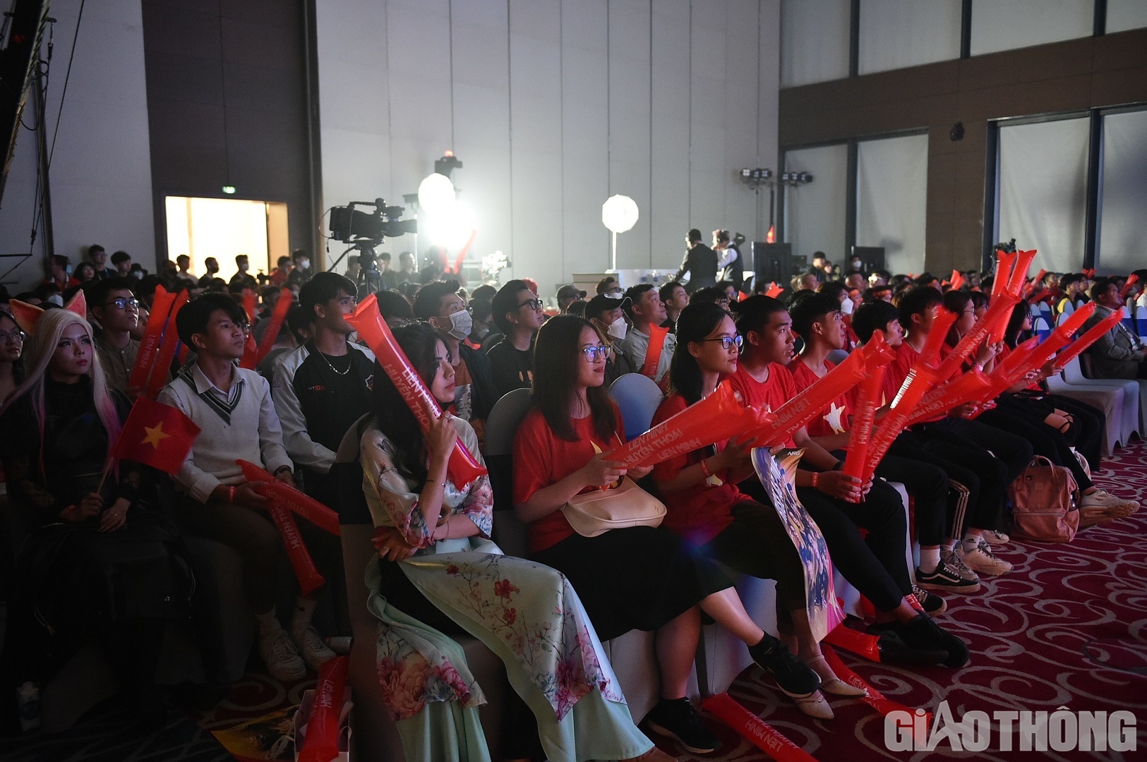 Một nội dung kh&aacute;c đội eSports Việt Nam tham dự trận chung kết cũng được rất nhiều kh&aacute;n giả quan t&acirc;m l&agrave; bộ m&ocirc;n Li&ecirc;n Minh Huyền Thoại.