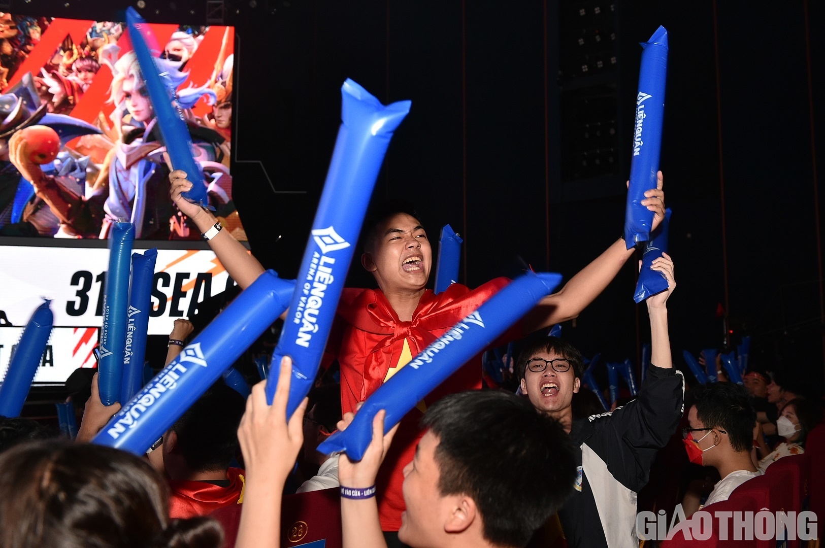 Một CĐV khuấy động kh&ocirc;ng kh&iacute; trong ph&ograve;ng thi đấu v&agrave; h&agrave;o hứng h&ocirc; to: "Việt Nam v&ocirc; địch".