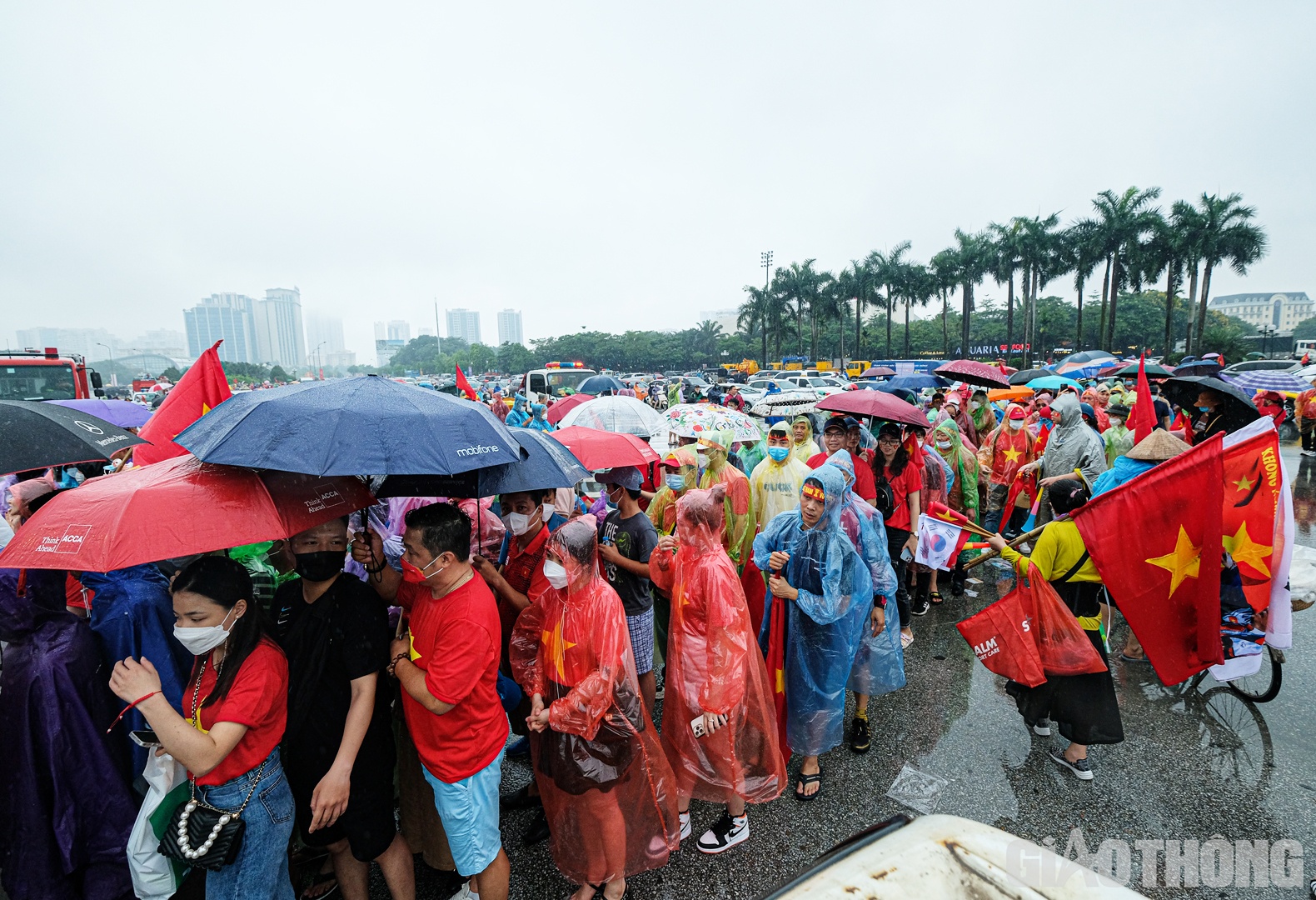 Trước sức h&uacute;t từ trận chung kết m&ocirc;n b&oacute;ng đ&aacute; nam SEA Games 31, rất đ&ocirc;ng người h&acirc;m mộ đ&atilde; đổ về SVĐ Quốc gia Mỹ Đ&igrave;nh để cổ vũ cho đội tuyển U23 Việt Nam.