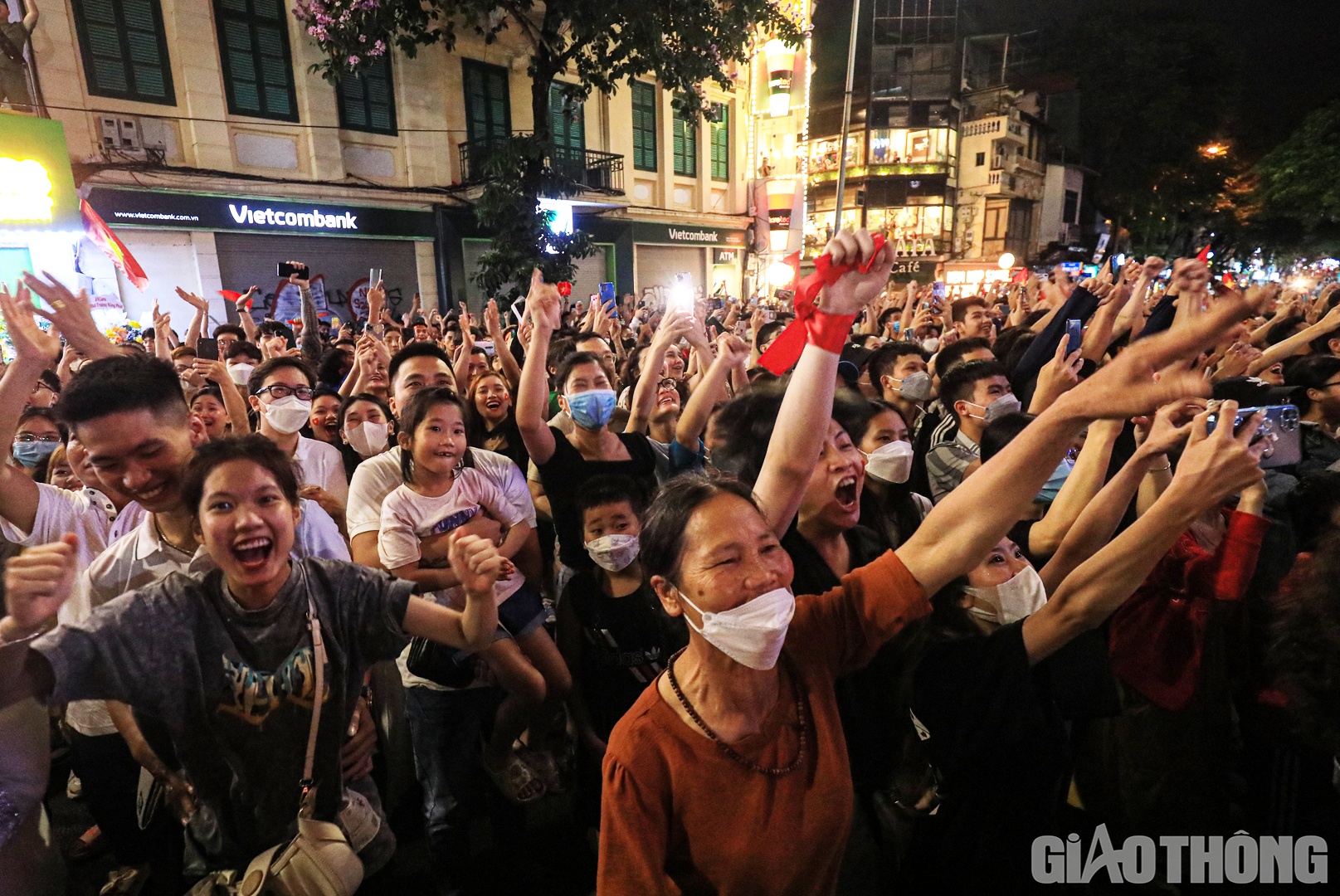 Người h&acirc;m mộ tại khu vực Quảng trường Đ&ocirc;ng Kinh Nghĩa Thục vỡ &ograve;a khi cầu thủ Tuấn T&agrave;i tạt b&oacute;ng ch&iacute;nh x&aacute;c để Mạnh Dũng đ&aacute;nh đầu tung lưới U23 Th&aacute;i Lan.