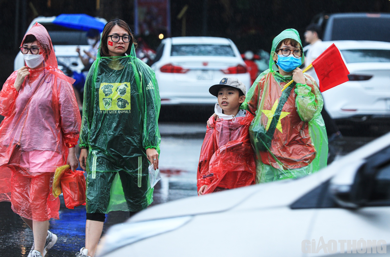 Nhiều kh&aacute;n giả đ&atilde; chuẩn bị sẵn cờ tổ quốc, băng r&ocirc;n để cổ vũ cho U23 Việt Nam.