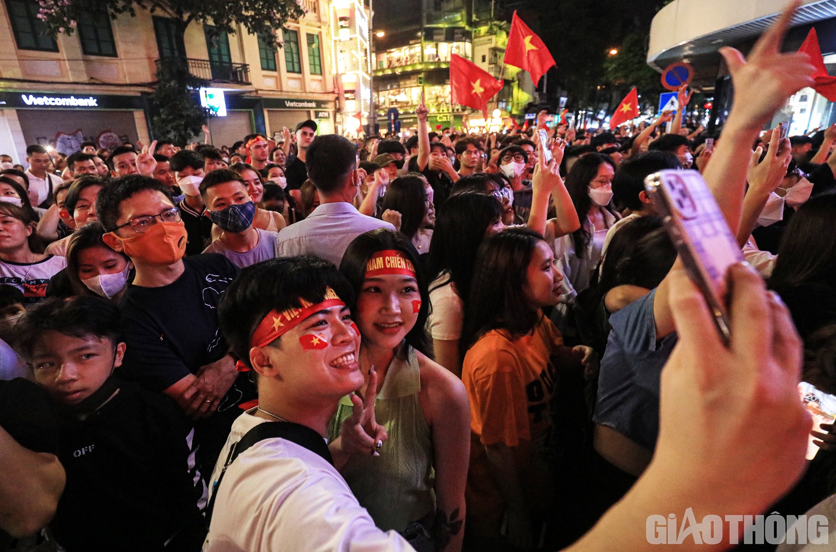 C&aacute;c cặp đ&ocirc;i cũng tranh thủ ghi lại những tấm h&igrave;nh trong khoảnh khắc đặc biệt n&agrave;y.