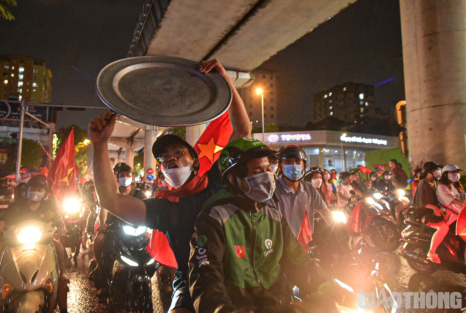 C&aacute;c vật dụng như m&acirc;m, đĩa... cũng được CĐV đem theo l&agrave;m đạo cụ.