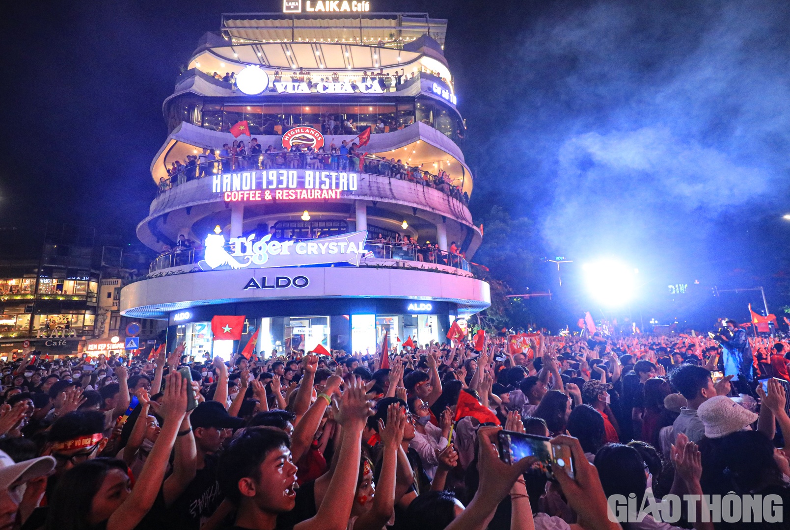 H&agrave;ng vạn CĐV đếm ngược trong những gi&acirc;y cuối của hiệp 2.