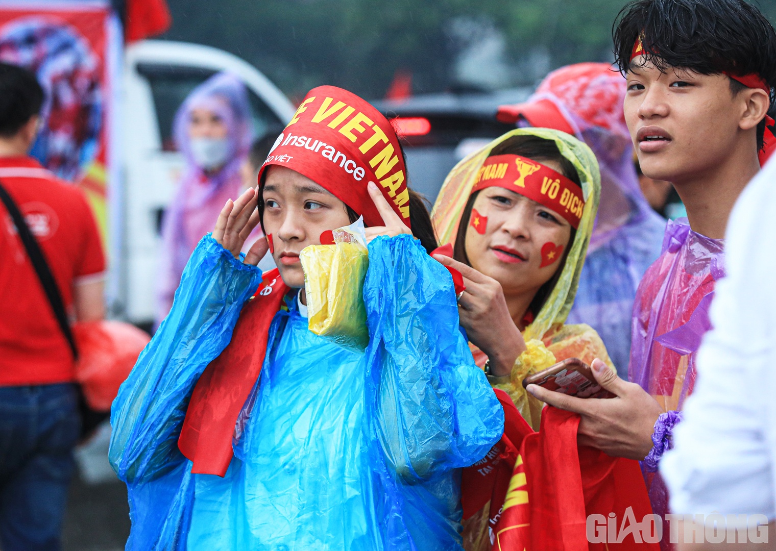 Ai nấy đều hy vọng c&aacute;c cầu thủ sẽ thi đấu hết m&igrave;nh, mang vinh quang về cho Tổ quốc.