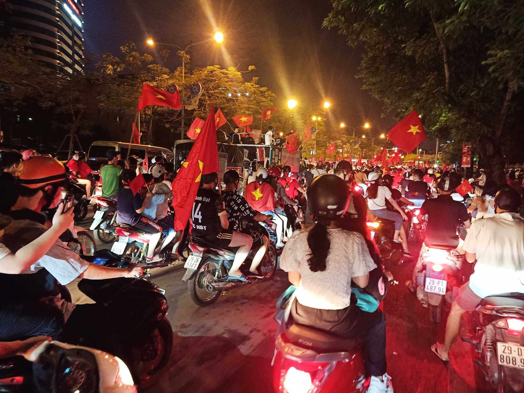 Đường Giải Ph&oacute;ng cũng đ&oacute;n ch&agrave;o d&ograve;ng cổ động vi&ecirc;n ra ăn mừng khi U23 Việt Nam hạ U23 Th&aacute;i Lan ở SVĐ Mỹ Đ&igrave;nh.