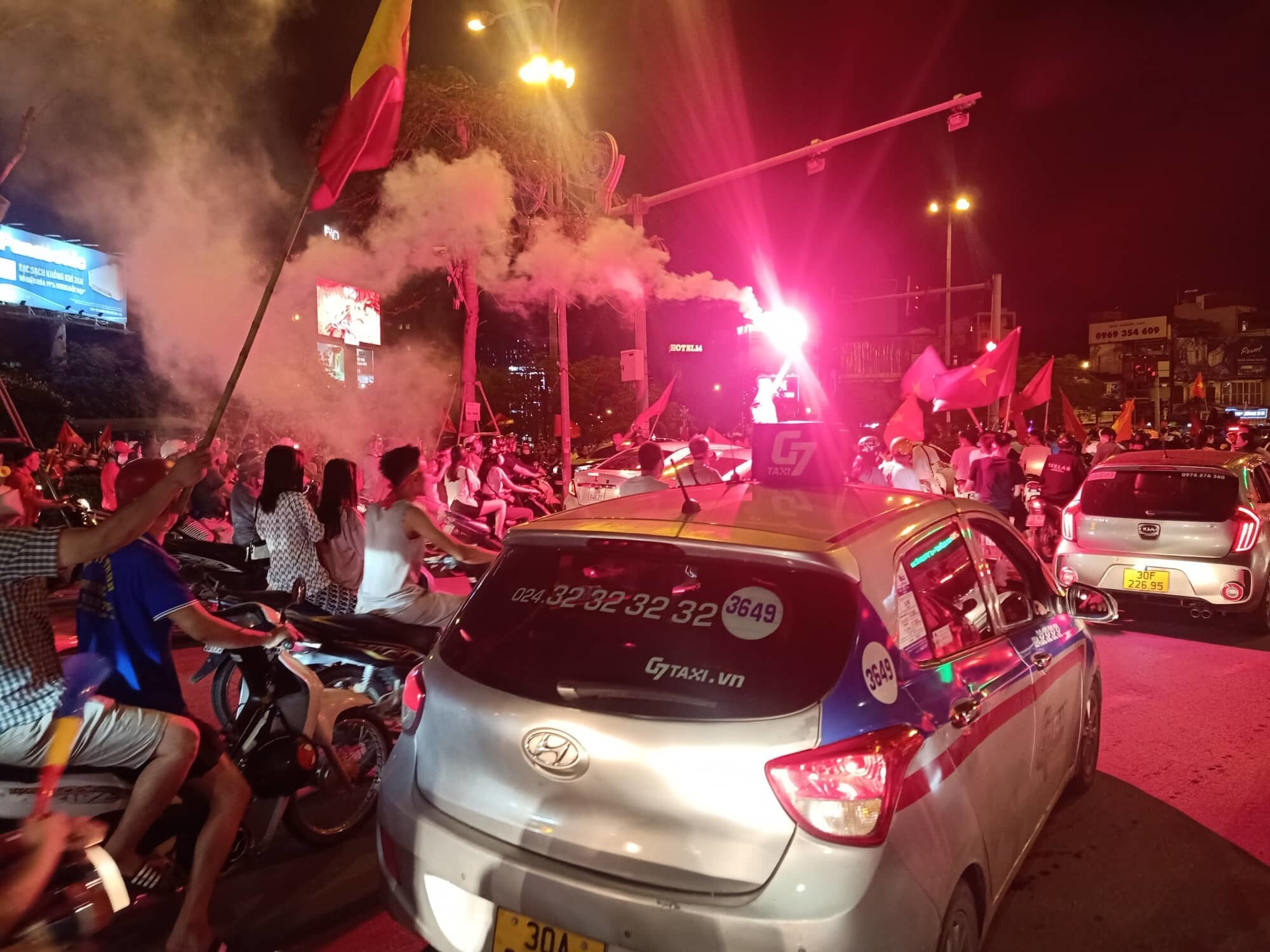 Ph&aacute;o s&aacute;ng được c&aacute;c cổ động vi&ecirc;n đốt tr&ecirc;n đường Giải Ph&oacute;ng thắp l&ecirc;n để ăn mừng chiến thắng của đội tuyển b&oacute;ng đ&aacute; nam nước nh&agrave;.