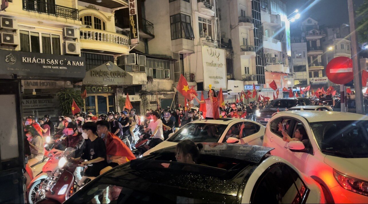 Tại phố Nguyễn Th&aacute;i Học cũng l&agrave; h&igrave;nh ảnh d&ograve;ng người với cờ Tổ quốc tung bay.