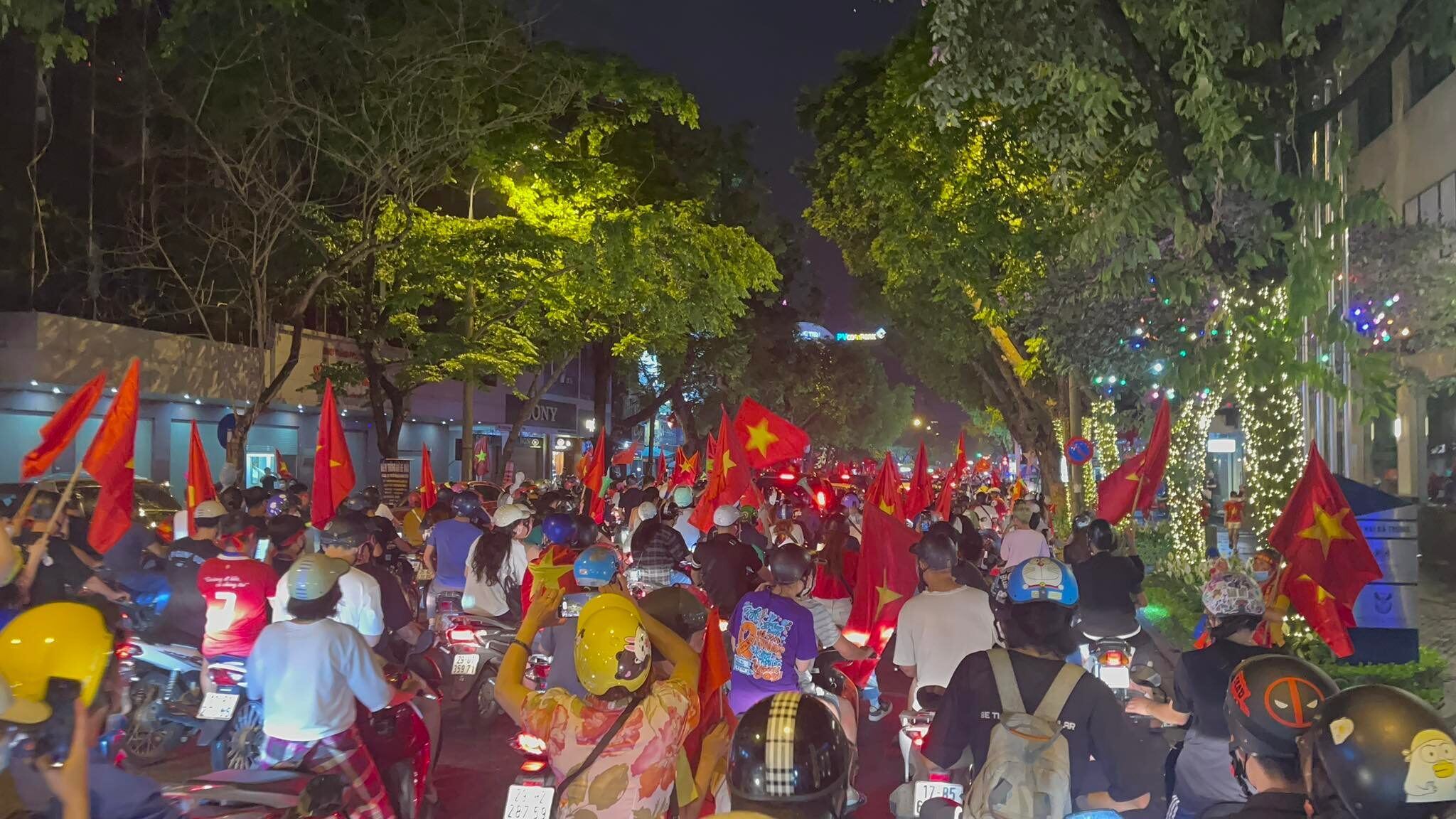 Đường Hai B&agrave; Trưng cũng được "nhuộm đỏ" bởi cờ Tổ quốc.