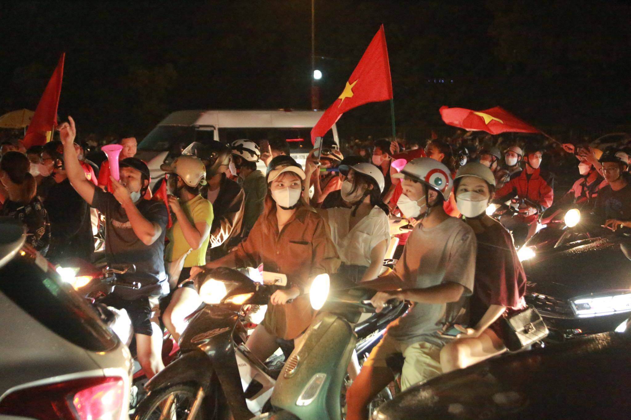 Anh Nguyễn Văn Nam - cổ động vi&ecirc;n đến từ Bắc Giang cho biết: "T&ocirc;i may mắn l&agrave; người được v&agrave;o s&acirc;n xem trận đấu giữa U23 Việt Nam - Th&aacute;i Lan v&agrave; sau đ&oacute; được sống trong cảm x&uacute;c chiến thắng c&ugrave;ng c&aacute;c cầu thủ. T&ocirc;i rất tự h&agrave;o với chiến thắng n&agrave;y của c&aacute;c cầu thủ của ch&uacute;ng ta".