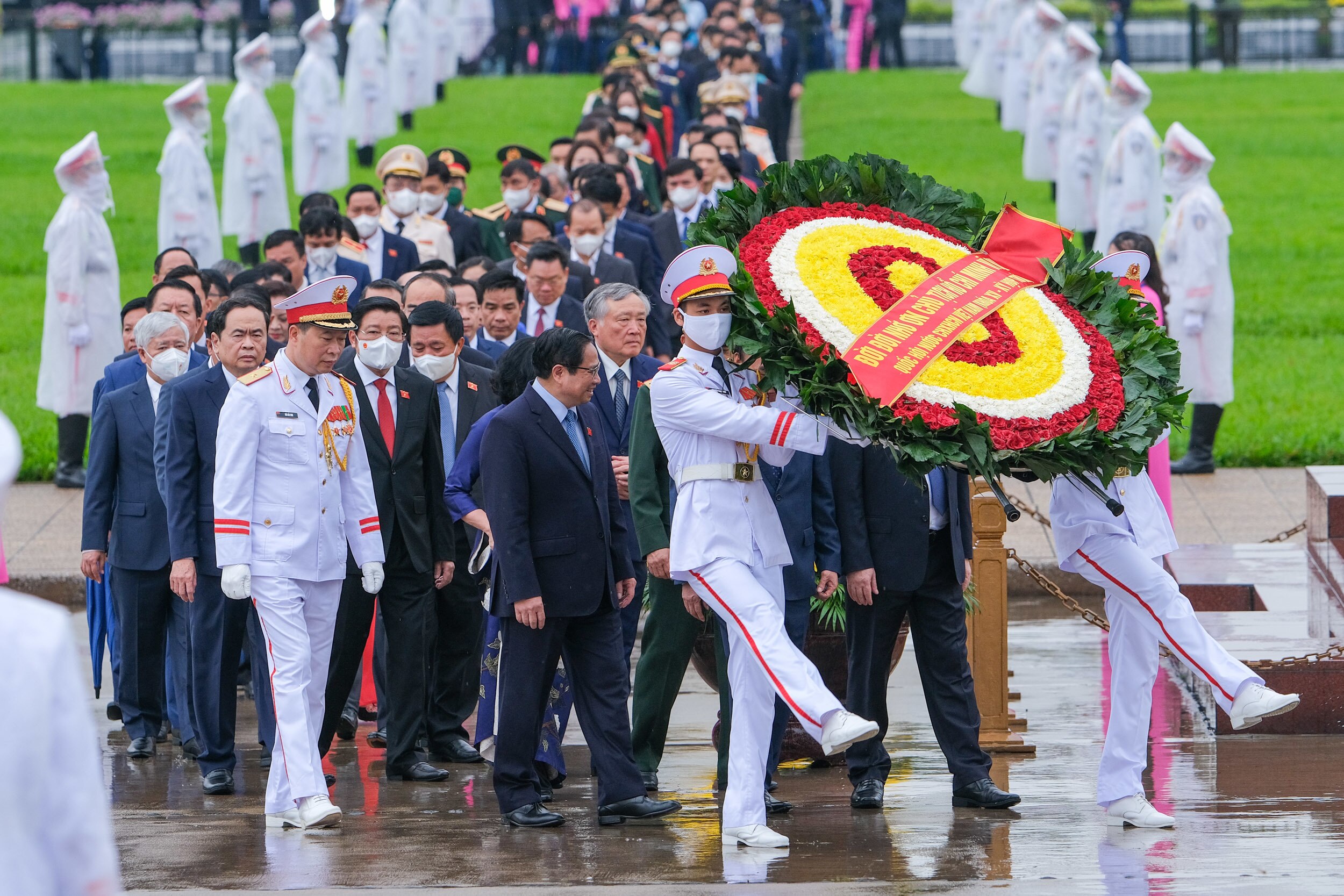 V&ograve;ng hoa của đo&agrave;n mang d&ograve;ng chữ "Đời đời nhớ ơn Chủ tịch Hồ Ch&iacute; Minh vĩ đại".