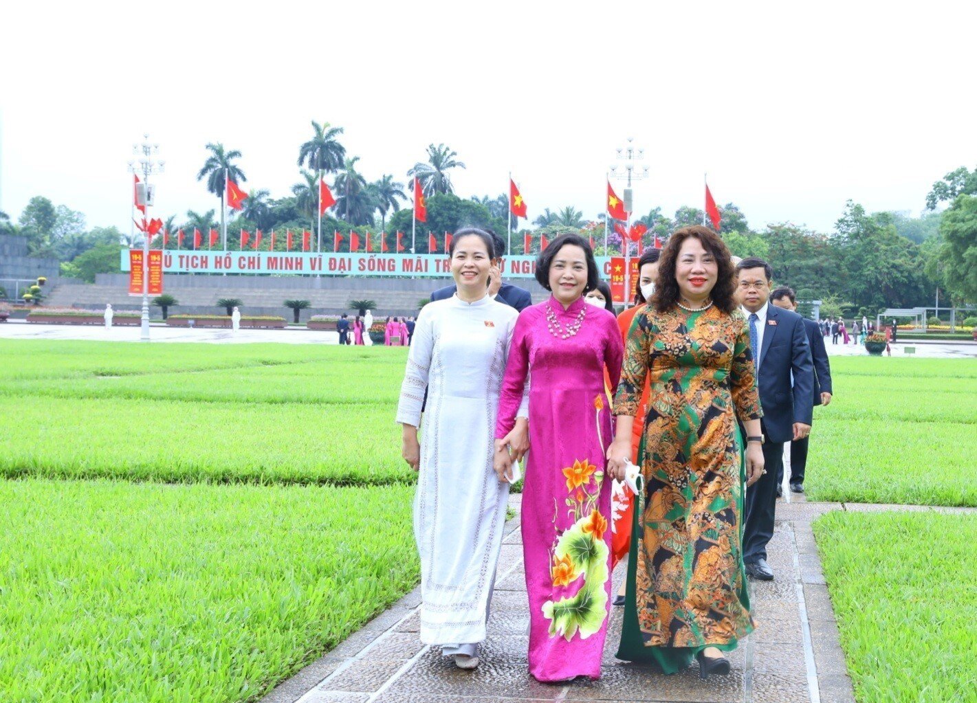 B&ecirc;n cạnh đ&oacute;, Quốc hội cũng d&agrave;nh nhiều thời gian để xem x&eacute;t c&aacute;c vấn đề kinh tế - x&atilde; hội, ng&acirc;n s&aacute;ch nh&agrave; nước, c&ocirc;ng t&aacute;c gi&aacute;m s&aacute;t v&agrave; c&aacute;c vấn đề quan trọng kh&aacute;c.