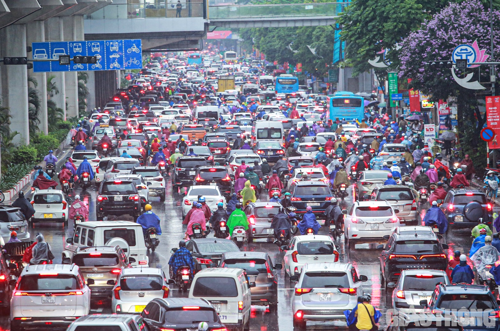 Đường Nguyễn Tr&atilde;i hướng đi trung t&acirc;m th&agrave;nh phố &ugrave;n tắc trong giờ cao điểm s&aacute;ng nay.