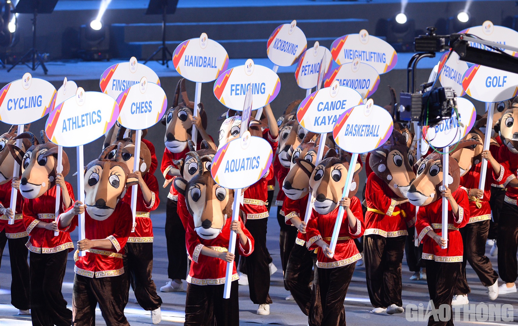 Linh vật Sao La được t&aacute;i hiện tr&ecirc;n s&acirc;n khấu để giới thiệu 40 m&ocirc;n thể thao đ&atilde; tranh t&agrave;i tại đại hội lần n&agrave;y.