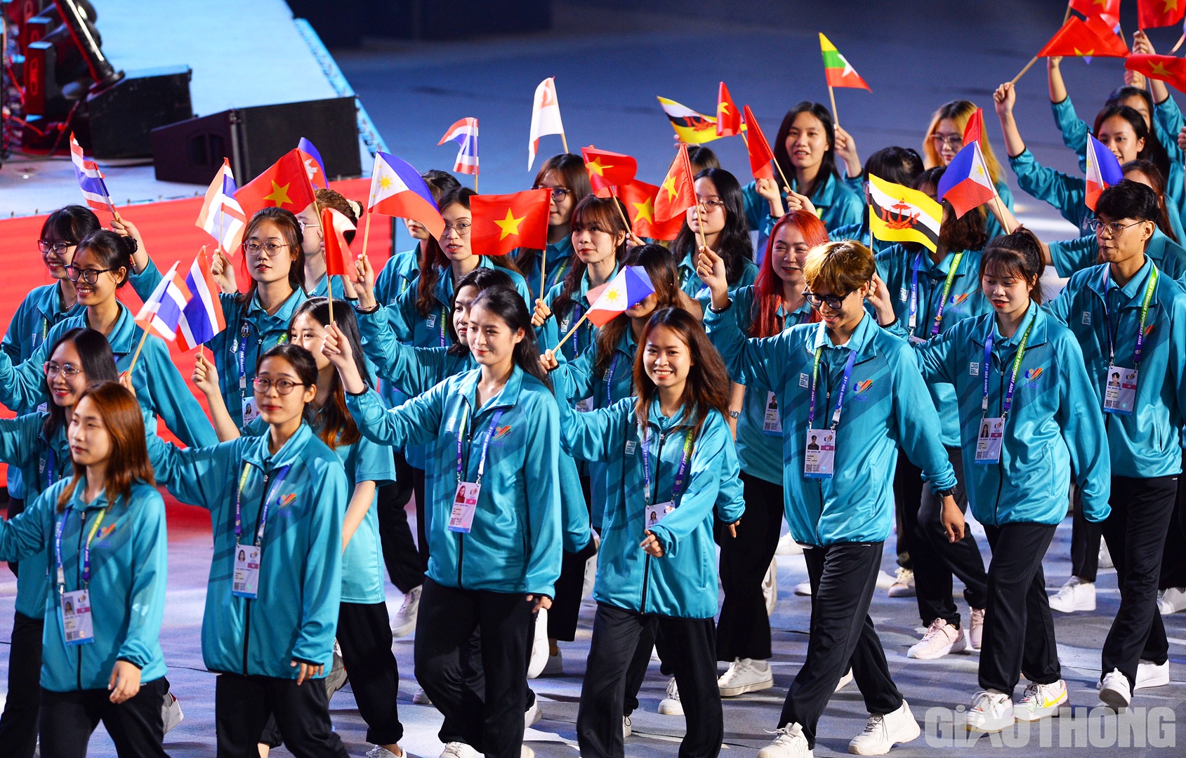 M&agrave;n diễu h&agrave;nh của nh&oacute;m t&igrave;nh nguyện vi&ecirc;n khi đ&atilde; g&oacute;p phần v&agrave;o th&agrave;nh c&ocirc;ng của Đại hội.