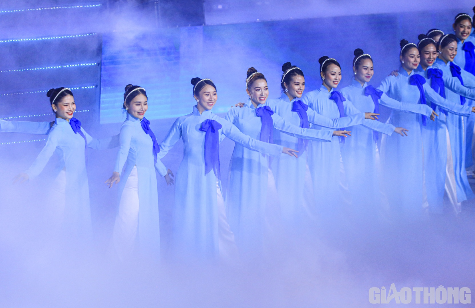 Mở m&agrave;n lễ bế mạc SEA Games 31 l&agrave; ch&ugrave;m ca kh&uacute;c nổi tiếng về Thủ đ&ocirc; ng&agrave;n năm văn hiến với nền thực cảnh về cuộc sống thanh b&igrave;nh.