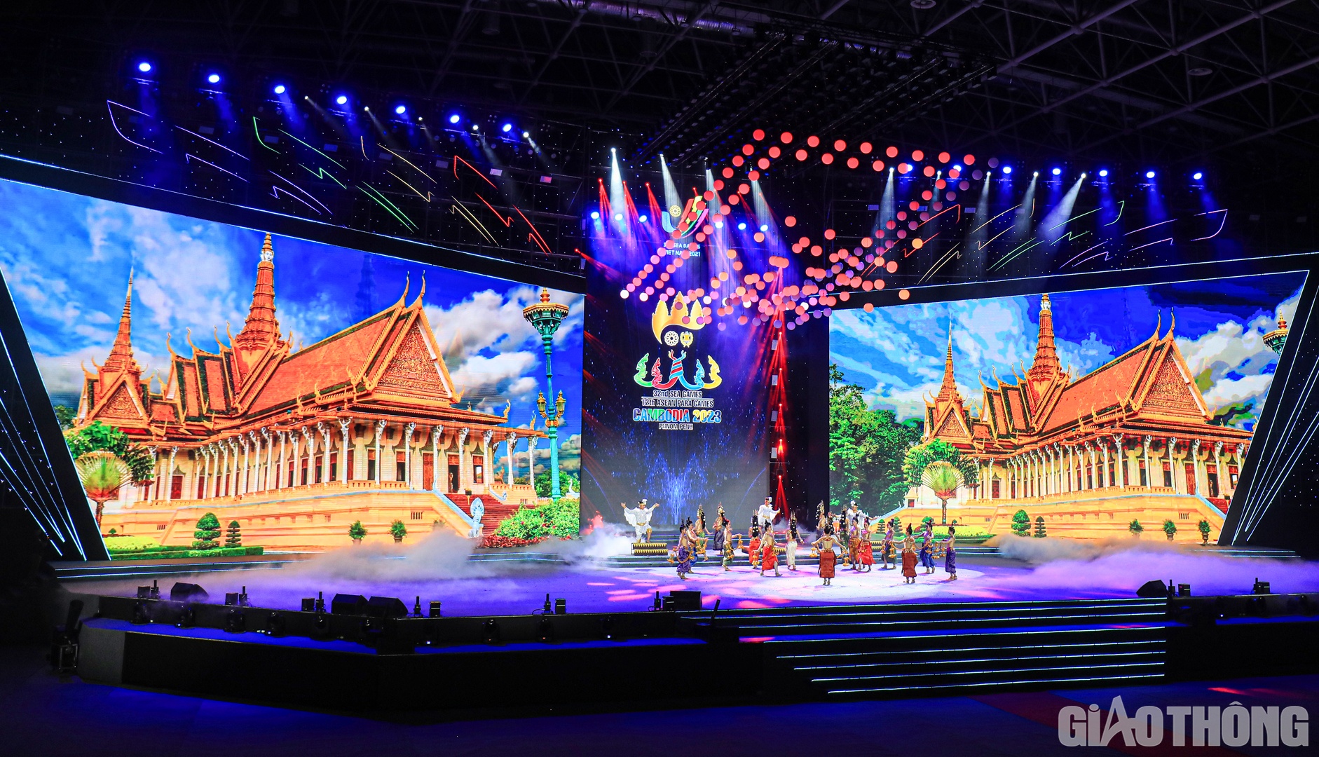 Nước chủ nh&agrave; SEA Games 32 Campuchia "ra mắt" bằng m&agrave;n tr&igrave;nh diễn nghệ thuật ấn tượng.
