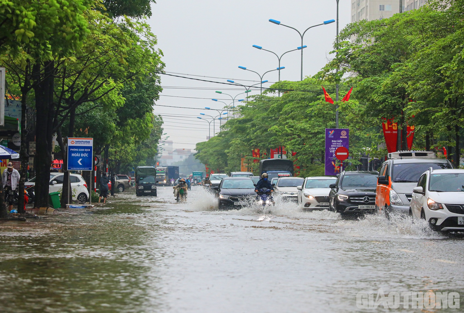 C&aacute;ch đ&oacute; kh&ocirc;ng xa, đoạn qua TT. Trạm Tr&ocirc;i (huyện Ho&agrave;i Đức) h&oacute;a th&agrave;nh s&ocirc;ng với chiều d&agrave;i gần 100m.