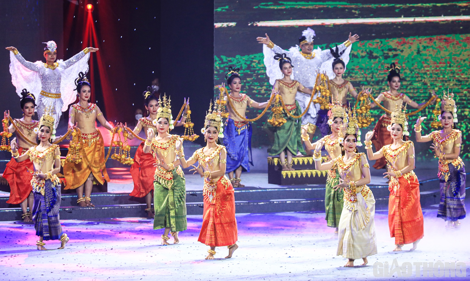 Những điệu m&uacute;a cổ truyền giới thiệu văn h&oacute;a, con người của đất nước Ch&ugrave;a Th&aacute;p được thể hiện tr&ecirc;n s&acirc;n khấu.