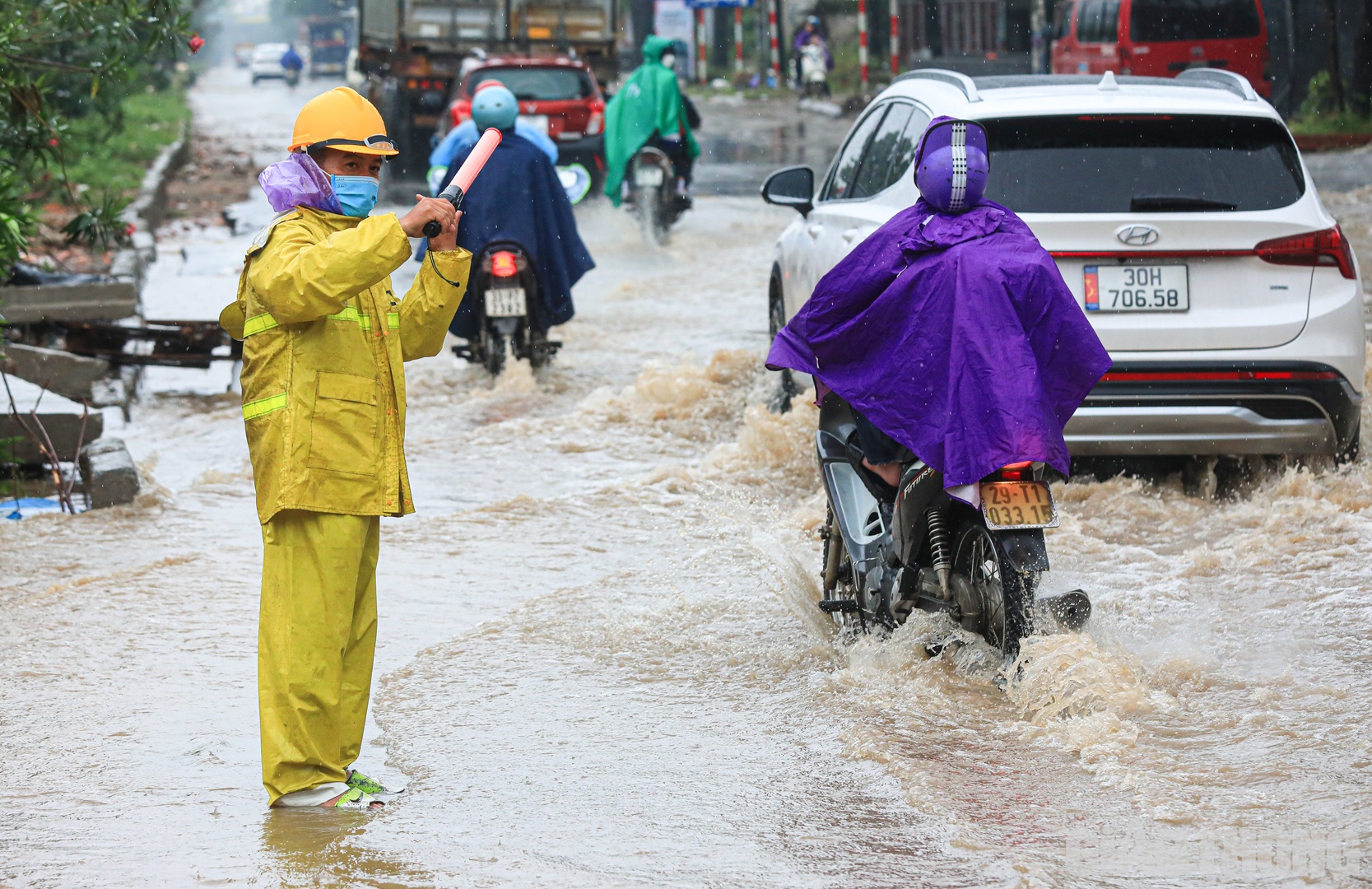 Theo Trung t&acirc;m Dự b&aacute;o kh&iacute; tượng thuỷ văn Quốc gia, trong những giờ tới, v&ugrave;ng m&acirc;y d&ocirc;ng n&agrave;y sẽ tiếp tục duy tr&igrave;, g&acirc;y mưa, mưa vừa v&agrave; c&oacute; l&uacute;c c&oacute; d&ocirc;ng, sẽ g&acirc;y ngập &uacute;ng cho nhiều tuyến phố nội th&agrave;nh với độ s&acirc;u phổ biến từ 10-20cm; một số tuyến phố c&oacute; khả năng ngập s&acirc;u hơn với độ s&acirc;u từ 30-50cm.