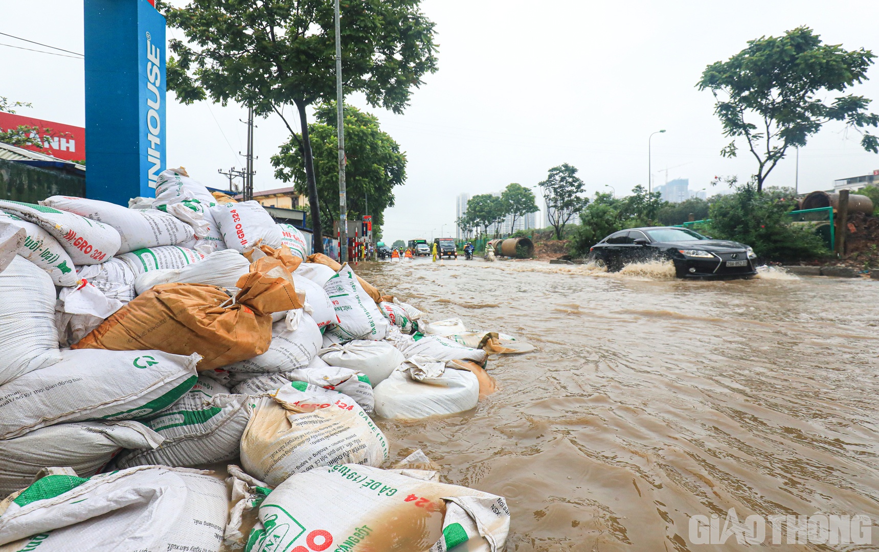 Tương tự, tại tuyến đường gom Đại lộ Thăng Long cũng xuất hiện t&igrave;nh trạng ngập &uacute;ng cục bộ.