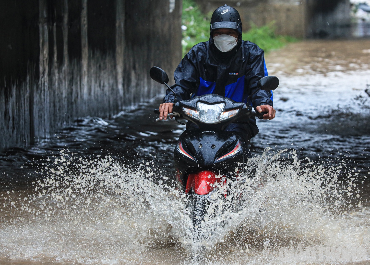 Tuy nhi&ecirc;n, người tham gia giao th&ocirc;ng vẫn rất chật vật khi khi di chuyển qua đ&acirc;y.