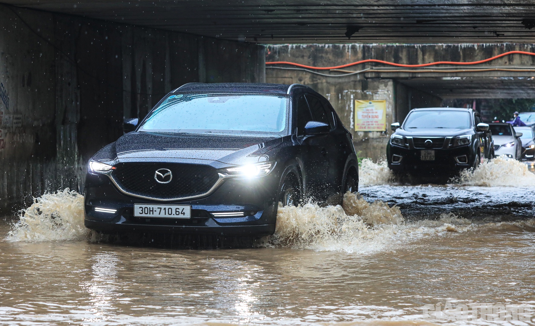 Tại khu vực hầm chui số 3, đoạn gần lối rẽ v&agrave;o đường L&ecirc; Trọng Tấn nước đ&atilde; r&uacute;t hơn so với s&aacute;ng qua.