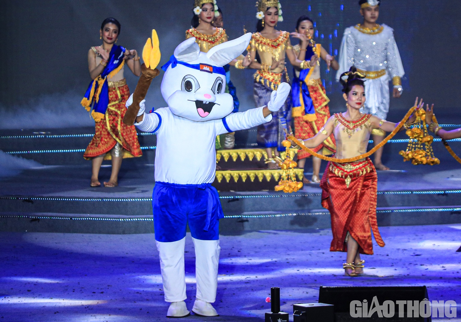 Ch&uacute; Thỏ trắng - linh vật của SEA Games 32 tại Campuchia.