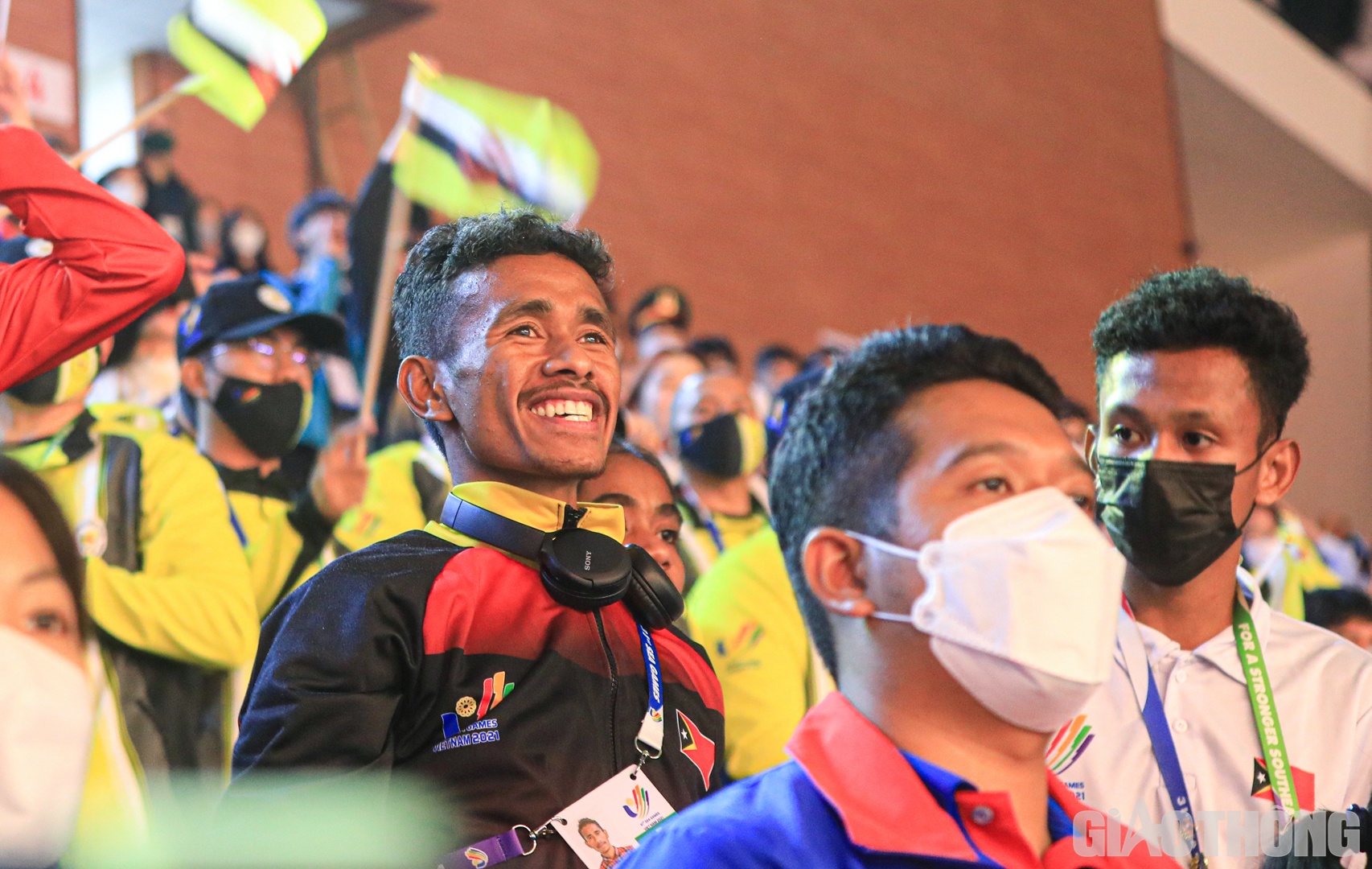 VĐV điền kinh Felisberto De Deus của Timor Leste - người c&oacute; m&agrave;n ăn mừng tấm HCB nội dung chạy 10.000m đầy x&uacute;c động khi cầm l&aacute; cờ Việt Nam tr&ecirc;n tay vẫy ch&agrave;o kh&aacute;n giả ở SVĐ Quốc gia Mỹ Đ&igrave;nh chiều 17/5.