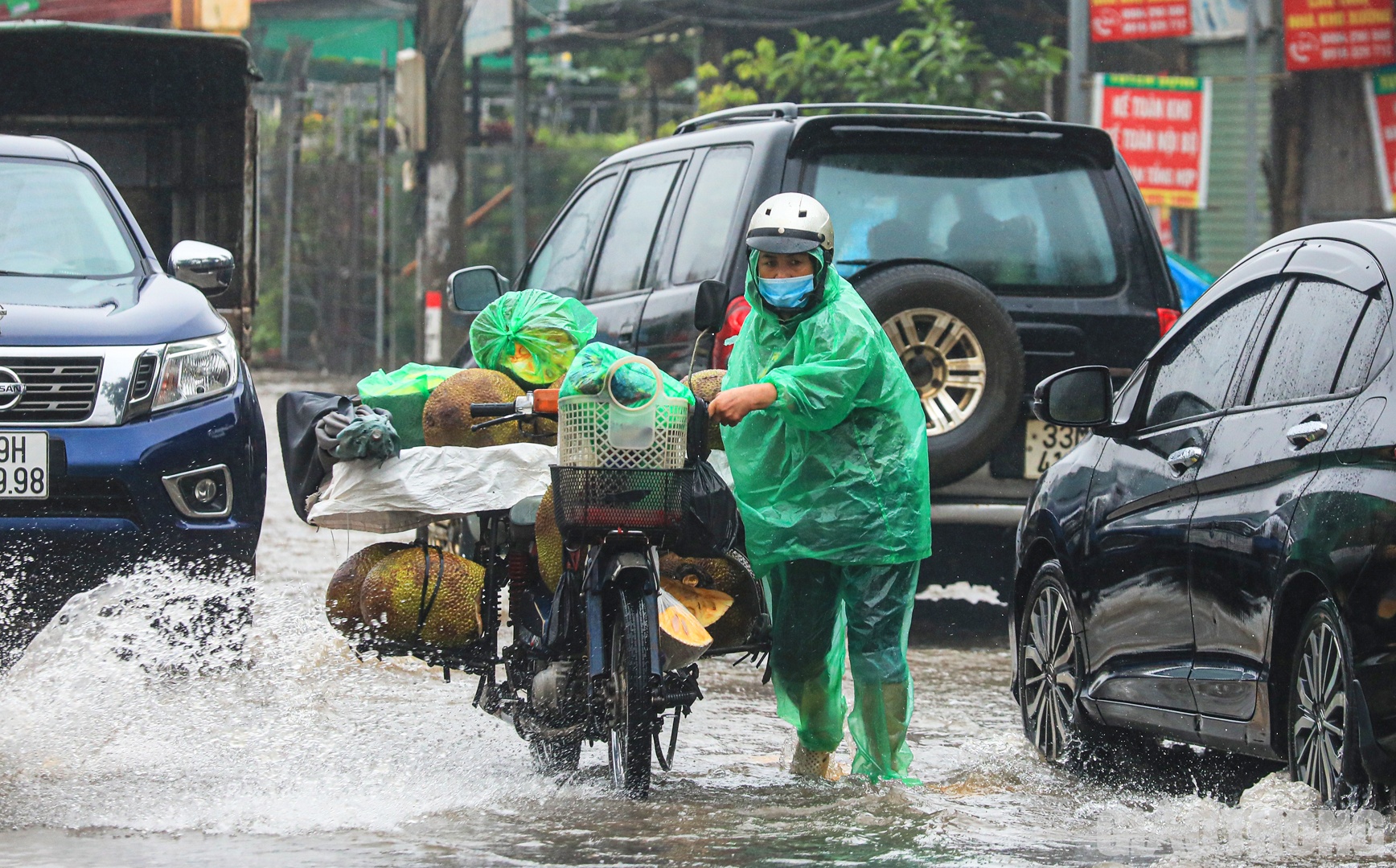 Nhiều phương tiện di chuyển qua đ&acirc;y bị chết m&aacute;y. Người d&acirc;n đ&agrave;nh phải "b&igrave; b&otilde;m" dắt bộ.