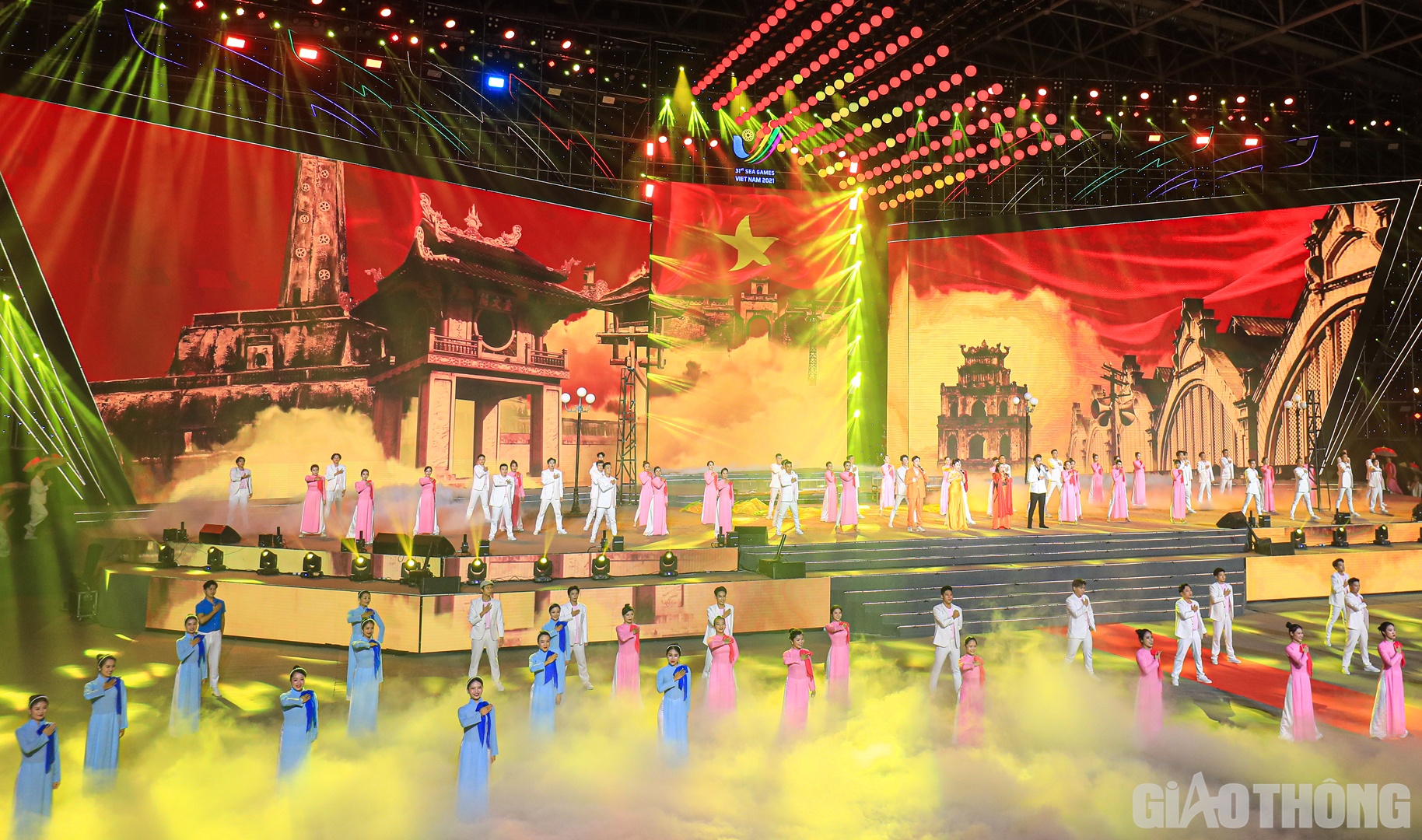 Tối 23/5, lễ bế mạc SEA Games 31 đ&atilde; diễn ra tại Cung điền kinh trong nh&agrave; Mỹ Đ&igrave;nh (H&agrave; Nội) với chủ đề "Hội tụ để tỏa s&aacute;ng - Gather to shine&rdquo;.