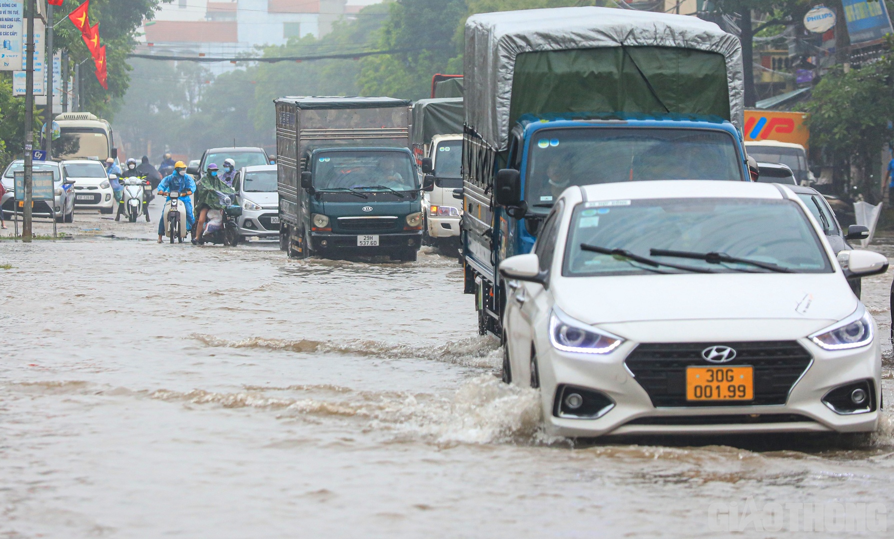 Theo ghi nhận của PV B&aacute;o Giao th&ocirc;ng thời điểm hơn 10h s&aacute;ng, tại tuyến QL32 đoạn qua địa b&agrave;n x&atilde; Đức Thượng (huyện Ho&agrave;i Đức) nước ngập s&acirc;u từ 20-30cm.