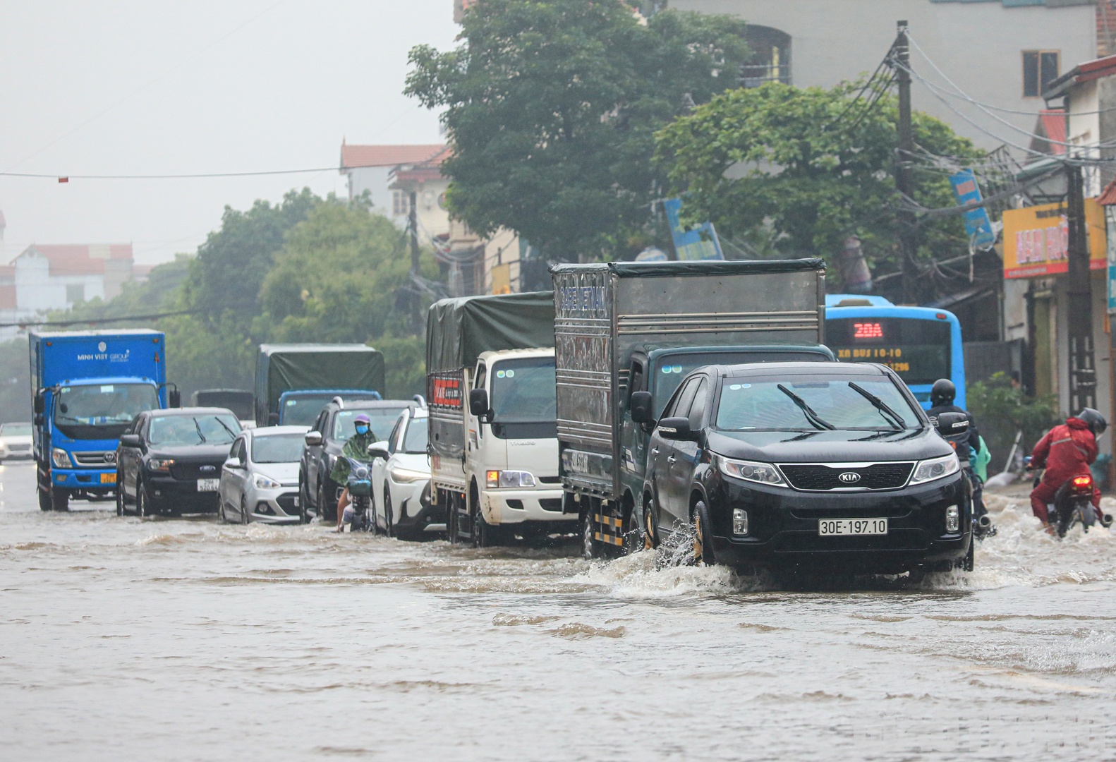 Trong đ&ecirc;m 23/5 v&agrave; rạng s&aacute;ng 24/5, H&agrave; Nội tiếp tục mưa lớn diện rộng khiến nhiều tuyến đường tr&ecirc;n địa b&agrave;n "biến th&agrave;nh s&ocirc;ng".