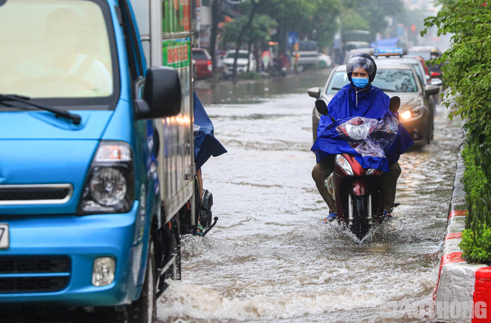 C&aacute;c phương tiện phải đi s&aacute;t dải ph&acirc;n c&aacute;ch giữa để tr&aacute;nh chỗ ngập s&acirc;u.