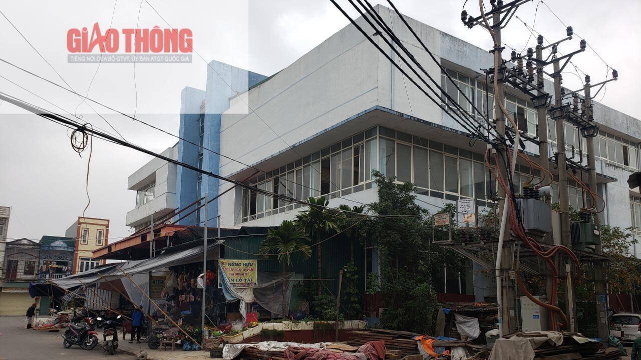 Dự &aacute;n Trung t&acirc;m Thương mại v&agrave; si&ecirc;u thị chợ Cuối c&oacute; địa chỉ tại thị trấn Gia Lộc, huyện Gia Lộc (Hải Dương) được khởi c&ocirc;ng x&acirc;y dựng từ năm 2007, đến năm 2009 th&igrave; ho&agrave;n thiện, khang trang, sạch đẹp với khối nh&agrave; 3 tầng v&agrave; gần 200 gian h&agrave;ng.