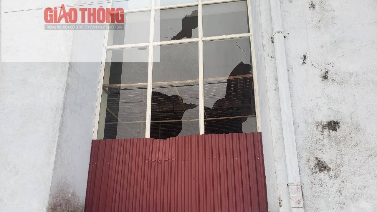 Hiện nhiều cửa k&iacute;nh ở Trung t&acirc;m Thương mại v&agrave; si&ecirc;u thị chợ Cuối đ&atilde; bị vỡ, những bức tường bị nhem nhuốc.