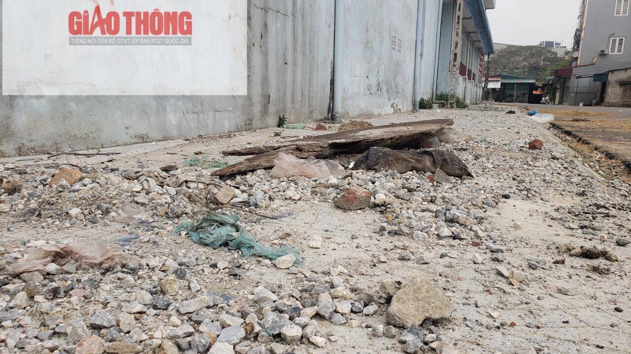 Trao đổi với b&aacute;o ch&iacute;, &ocirc;ng Đo&agrave;n Văn Long, Chủ tịch UBND thị trấn Gia Lộc (huyện Gia Lộc, Hải Dương) cho biết, năm 2014, huyện phải bồi thường cho C&ocirc;ng ty T&acirc;y Bắc hơn 40 tỷ đồng. Tuy nhi&ecirc;n, khi tiếp quản dự &aacute;n, người d&acirc;n tiếp tục kh&ocirc;ng v&agrave;o đ&acirc;y kinh doanh.