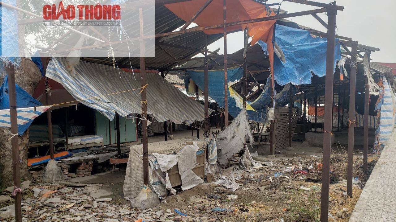 Theo &ocirc;ng Long, mặc d&ugrave; cơ quan chức năng nhờ đơn vị tư vấn điều chỉnh quy hoạch, mở th&ecirc;m đường nhưng người d&acirc;n cho rằng c&ocirc;ng tr&igrave;nh n&agrave;y kh&ocirc;ng c&ograve;n ph&ugrave; hợp. Do đ&oacute;, UBND thị trấn đ&atilde; xin &yacute; kiến của Thường trực Huyện uỷ. Quan điểm l&agrave; nếu c&aacute;c tiểu thương kh&ocirc;ng v&agrave;o sẽ l&agrave;m văn bản đề nghị cho c&aacute;c doanh nghiệp, c&aacute; nh&acirc;n c&oacute; nhu cầu thu&ecirc; mặt bằng dự &aacute;n.