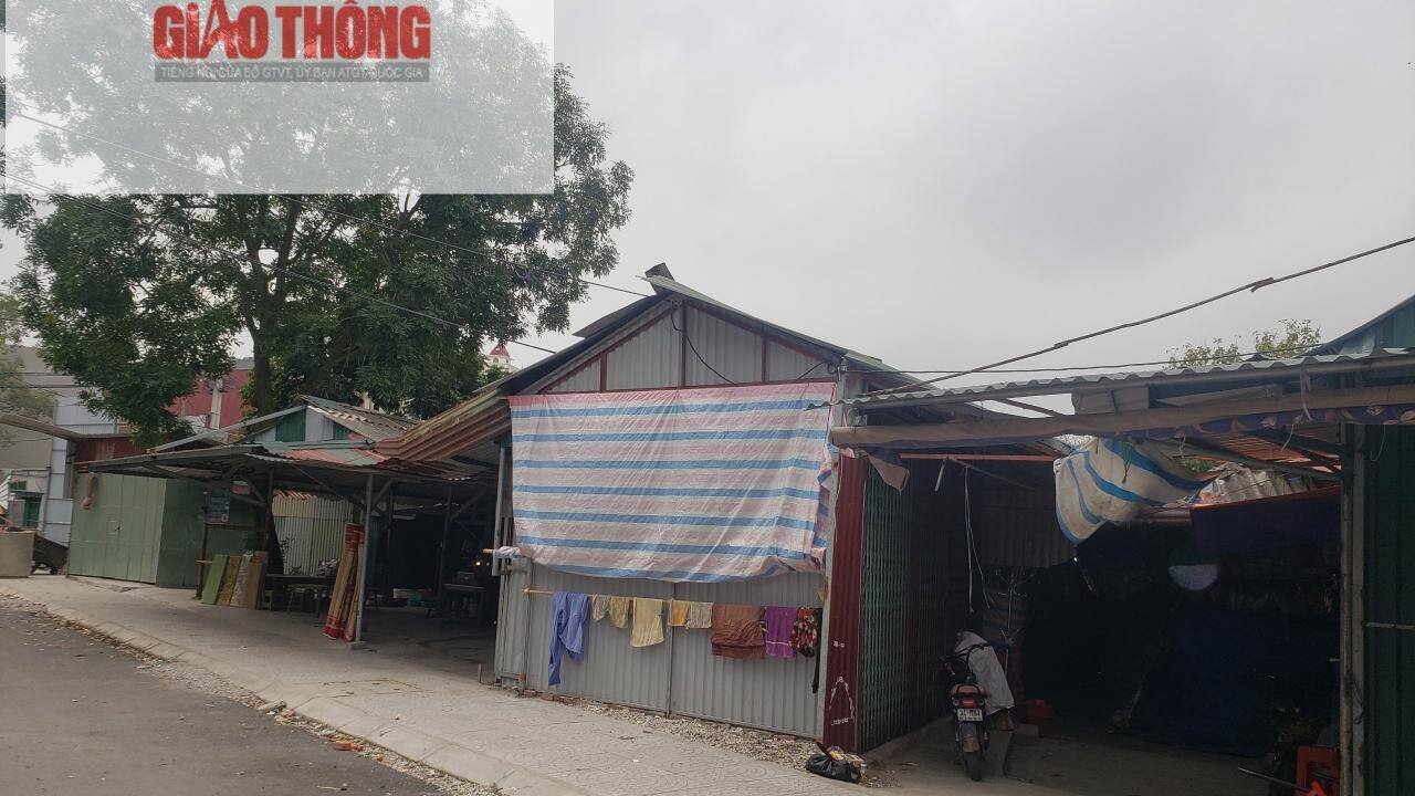 Nằm ngay b&ecirc;n cạnh l&agrave; khu chợ d&acirc;n sinh lụp sụp, nhếch nh&aacute;c, kh&ocirc;ng đảm bảo PCCC. Thiết nghĩ, c&aacute;c cơ quan chức năng cần nhanh ch&oacute;ng điều chỉnh quy hoạch hoặc c&oacute; biện ph&aacute;p kh&aacute;c nhằm tr&aacute;nh g&acirc;y l&atilde;ng ph&iacute; một c&ocirc;ng tr&igrave;nh đầu tư lớn như Trung t&acirc;m Thương mại v&agrave; si&ecirc;u thị chợ Cuối