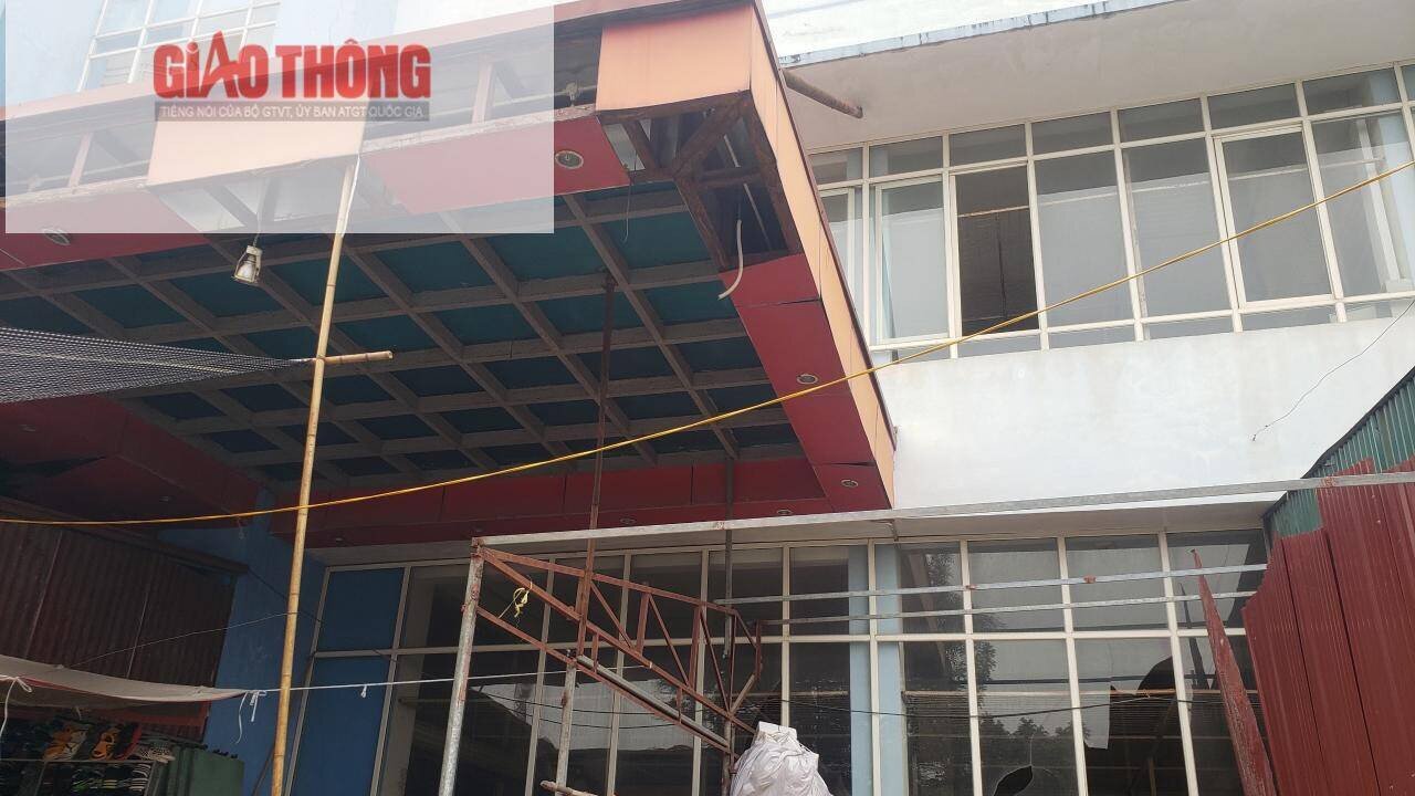 Trung t&acirc;m Thương mại v&agrave; si&ecirc;u thị chợ Cuối khi kh&aacute;nh th&agrave;nh rất khang trang, hiện đại, cửa k&iacute;nh s&aacute;ng choang, c&oacute; hệ thống điều ho&agrave;, cầu thang m&aacute;y 2 chiều v&agrave; th&ocirc;ng gi&oacute; đầy đủ.