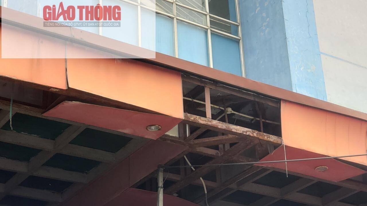 Theo ghi nhận của PV B&aacute;o Giao th&ocirc;ng, ngay từ cửa v&agrave;o, những tấm t&ocirc;n lợp ở phần m&aacute;i che đ&atilde; bung ra để lộ nguy&ecirc;n phần khung sắt th&eacute;p b&ecirc;n trong.