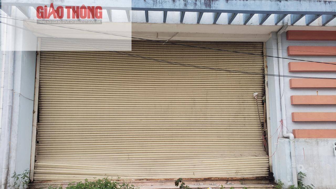 Những c&aacute;nh cửa cuốn cũng đ&atilde; bị hỏng, xung quanh cỏ mọc um t&ugrave;m, tường nh&agrave; xuất hiện nhiều vết bẩn loang lổ.