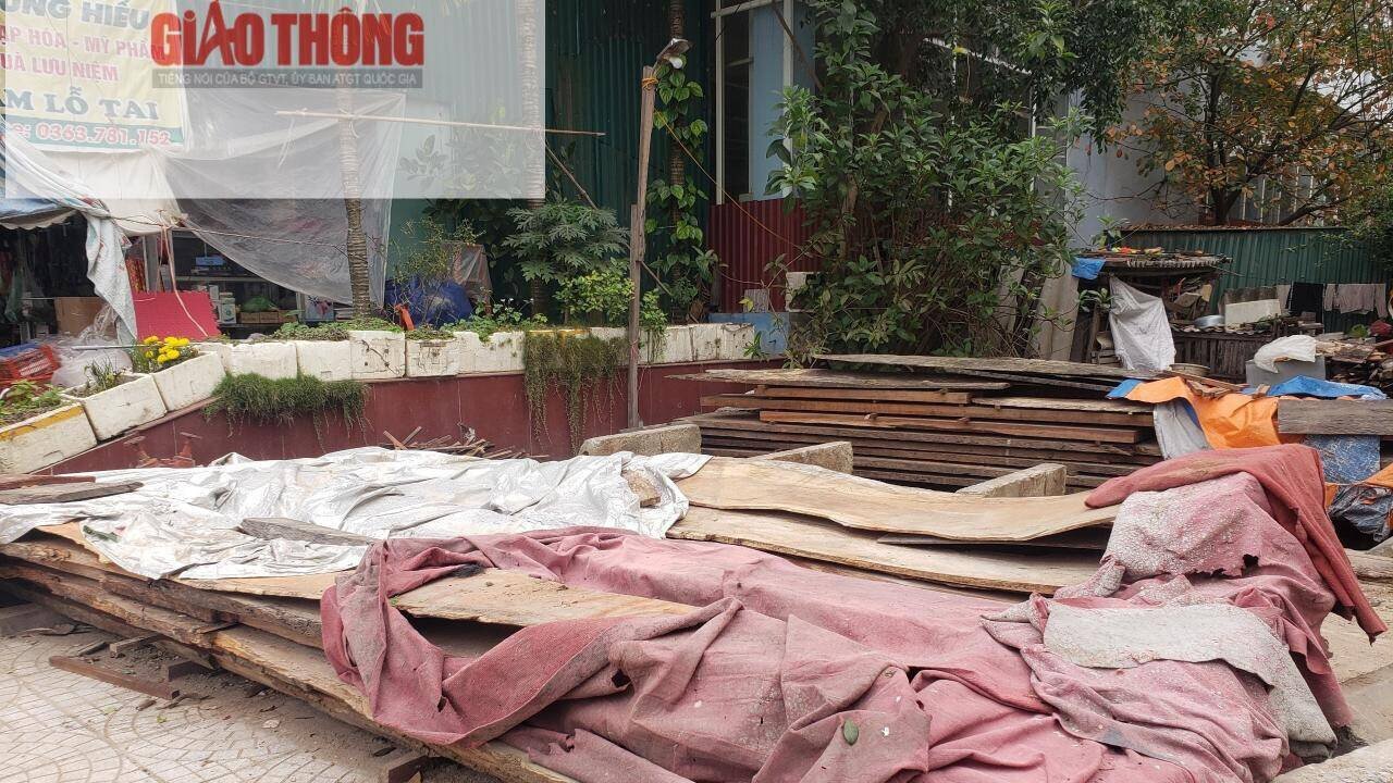 Xung quanh khu chợ, đồ vật được để ngổn ngang, hệ thống dẫn điện, nước đ&atilde; bị hỏng. B&ecirc;n cạnh đ&oacute;, người d&acirc;n đổ r&aacute;c bừa b&atilde;i, m&ugrave;i h&ocirc;i h&aacute;m bốc l&ecirc;n nồng nặc.