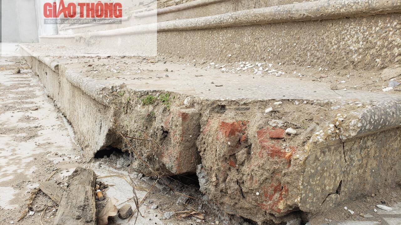 Những bậc cầu thang l&ecirc;n xuống đi v&agrave;o Trung t&acirc;m Thương mại, si&ecirc;u thị chợ Cuối bị nứt, vỡ.