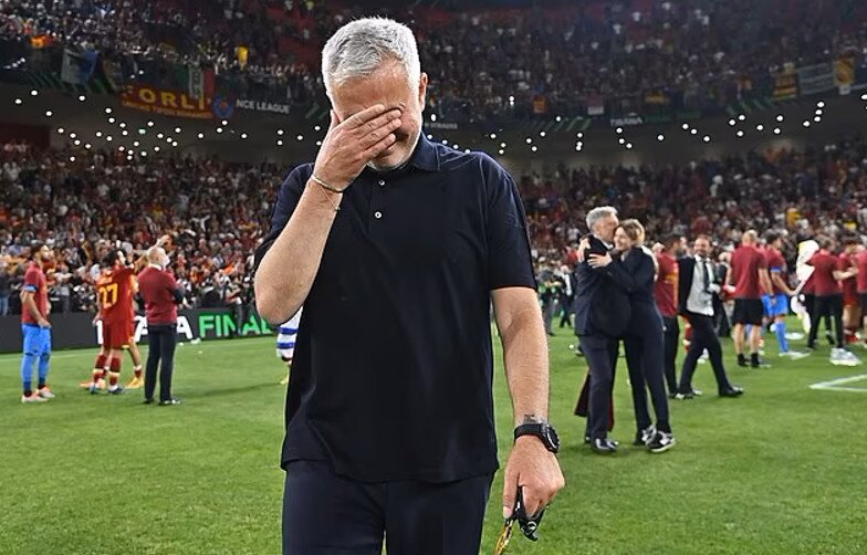 HLV Jose Mourinho đ&atilde; kh&oacute;c khi c&ugrave;ng đội nh&agrave; đăng quang. &Ocirc;ng được coi l&agrave; một nh&agrave; cầm qu&acirc;n hết thời nhưng vẫn biết c&aacute;ch tạo ra kh&aacute;c biệt.