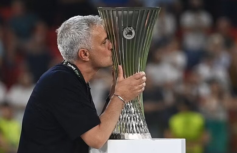 Mourinho trở th&agrave;nh HLV đầu ti&ecirc;n v&ocirc; địch tất cả c&aacute;c c&uacute;p ch&acirc;u &Acirc;u gồm Champions League (Porto), Europa League (MU) v&agrave; Conference League (Roma).
