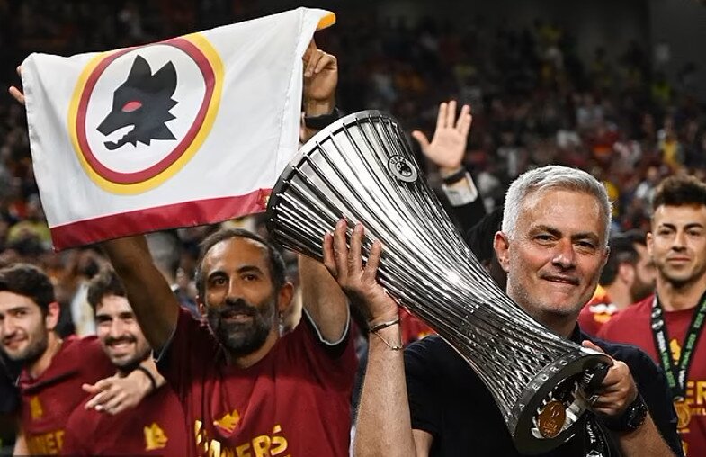 Mourinho n&acirc;ng cao chiếc c&uacute;p Conference League trong năm đầu giải đấu n&agrave;y được tổ chức.