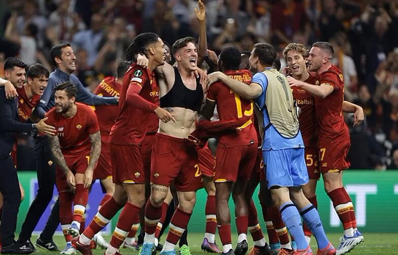 Niềm vui của c&aacute;c cầu thủ Roma sau b&agrave;n thắng v&agrave;o lưới đại diện H&agrave; Lan.