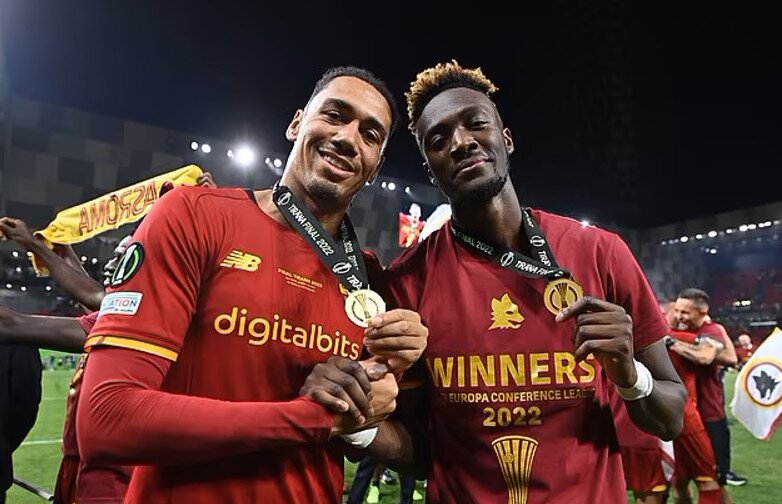 Trung vệ Smalling v&agrave; tiền đạo Abraham, hai cầu thủ kh&ocirc;ng t&igrave;m được chỗ đứng ở Ngoại hạng Anh c&oacute; chiến quả ngọt ng&agrave;o c&ugrave;ng Roma.